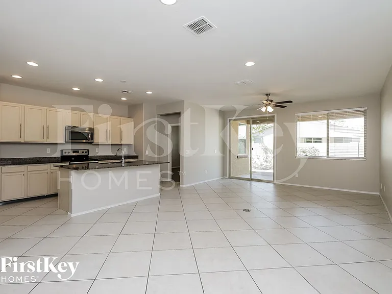 9324 W Jones Ave — Photo 2