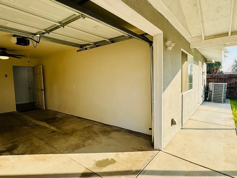 801 S Oleander Ave — Photo 5