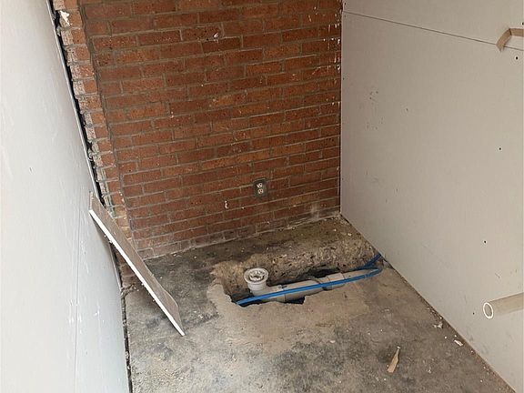 4th image of 4102 Charleston St