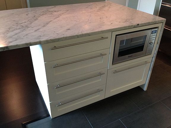 Marble island w/ microwave