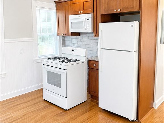 4th image of 832 Montello St #3