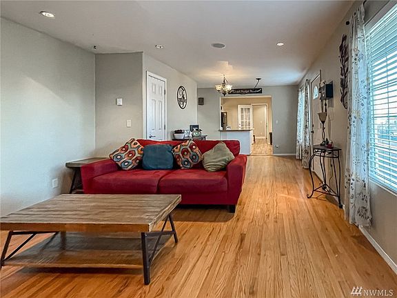 3rd image of 2620 W Texas St