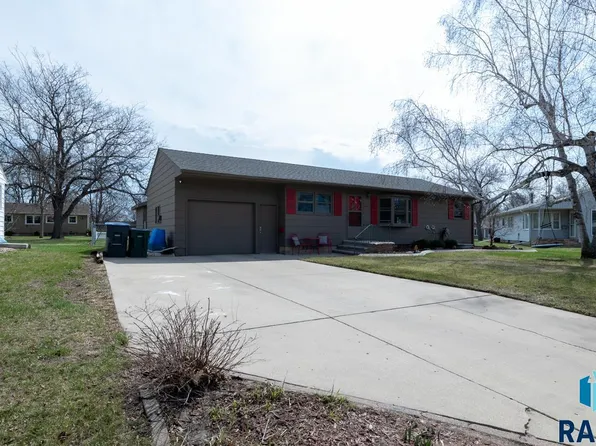 1004 N Jackson St, Luverne, MN 56156