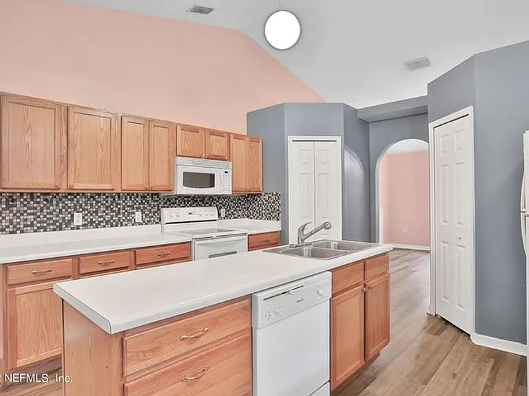 11 Wheatfield Dr — Photo 11