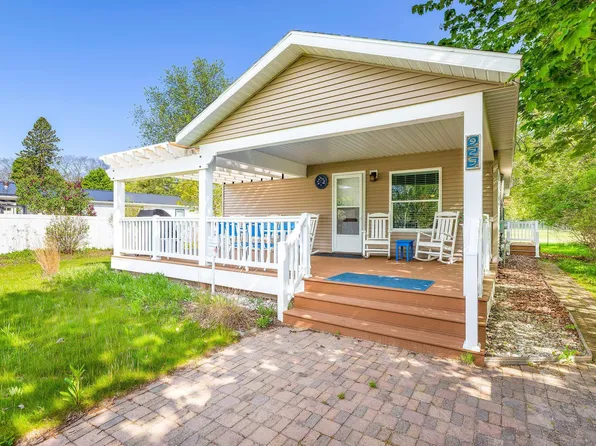 925 Hall Ave, Frankfort, MI 49635