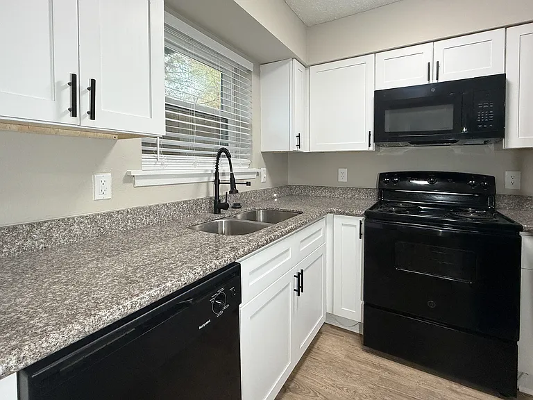 Ingleside Gardens Apartments — Photo 22