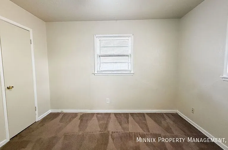 2113 S Loop 289 #B — Photo 8