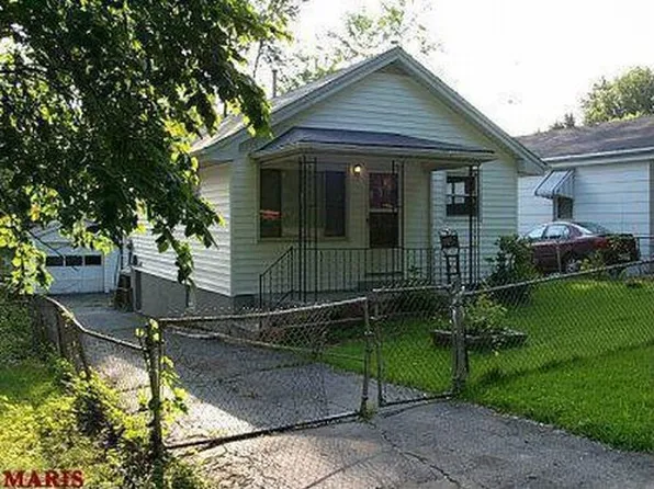 10057 Baron Dr, Saint Louis, MO 63136