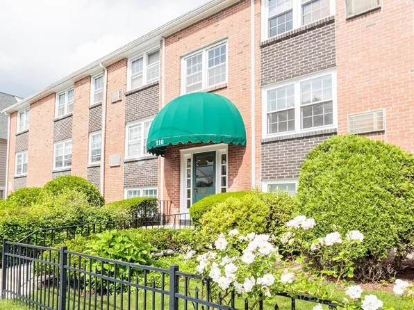 210 Hillside Ave APT 31, Needham, MA 02494