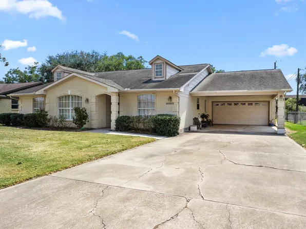 719 Clubside Drive, East Bernard, TX 77435