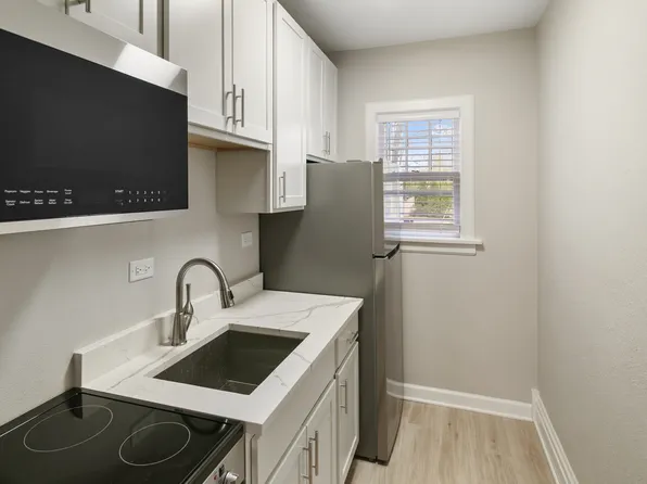 789 N McKinley Rd Unit 3, Lake Forest, IL 60045