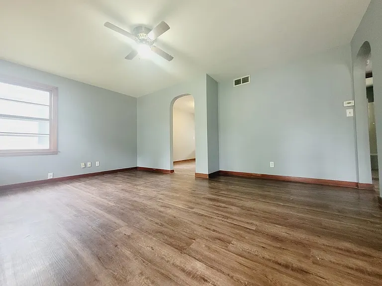 1007 W 7th St — Photo 2