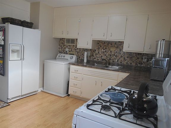 3rd image of 1907 Crestwood Ave