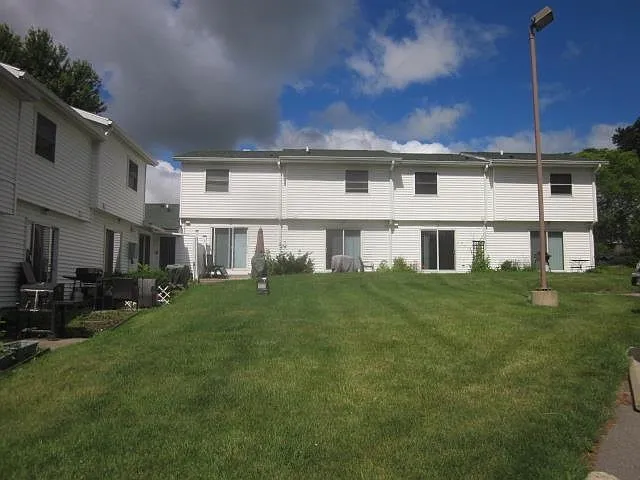 2 bed, 1.5 bath, 900 sqft, $1,250 — Photo 3