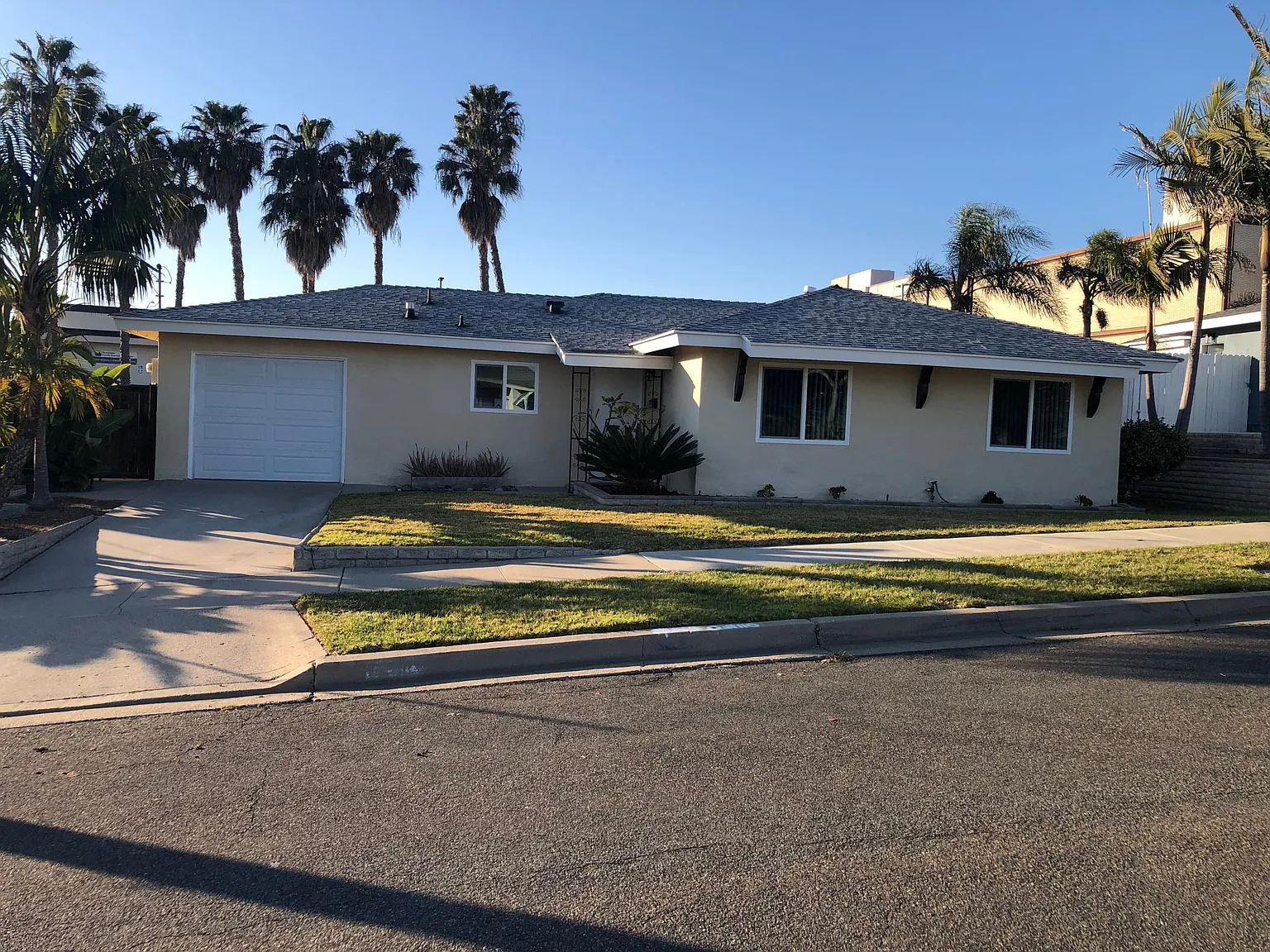 2206 Crestline Dr — Photo 1