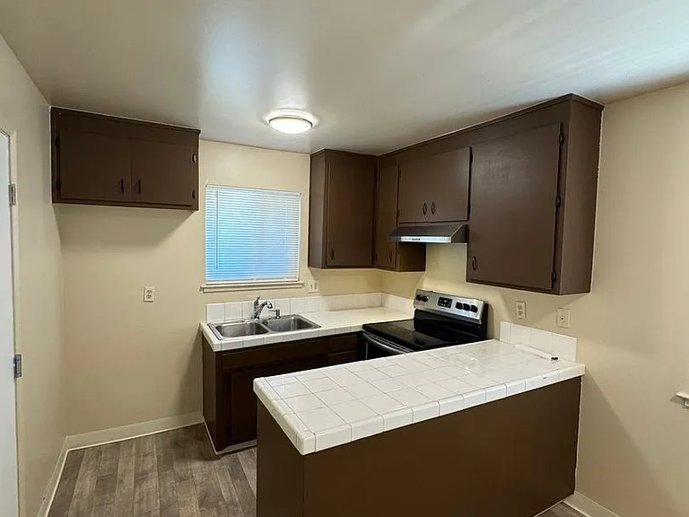 7900 Loucreta Dr — Photo 12