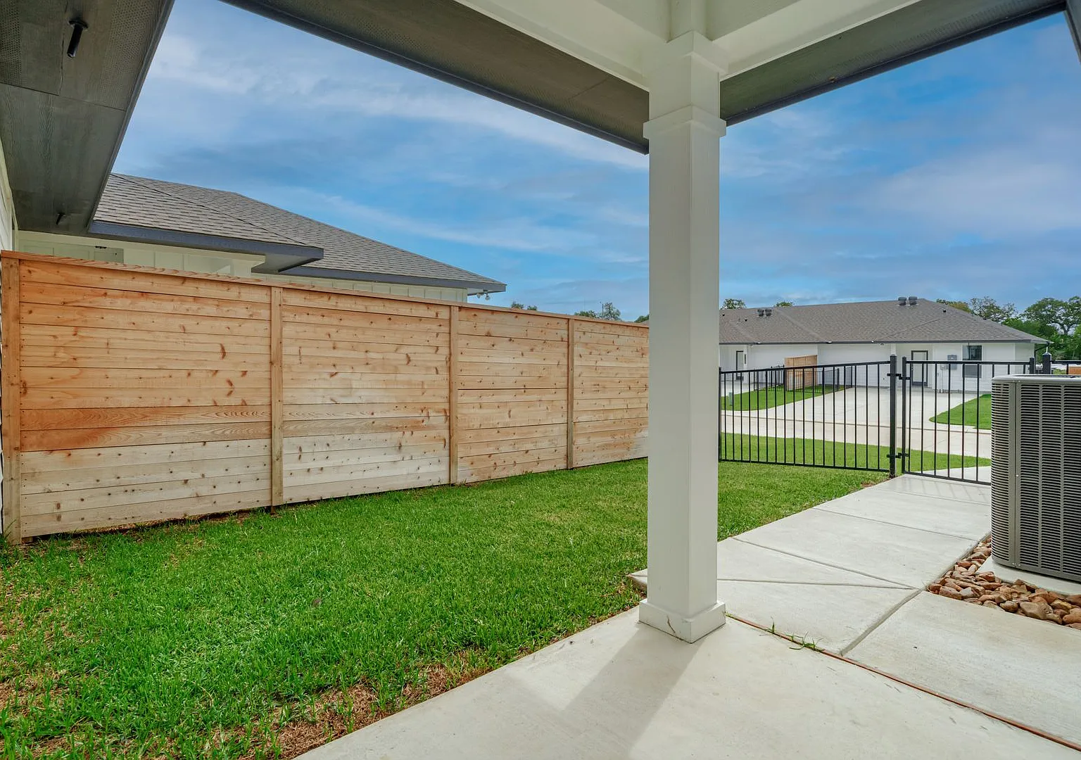 Spacious Townhome Available Now! — Photo 3
