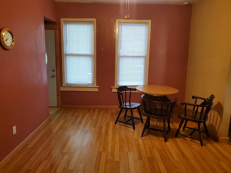 105 Franklin St W — Photo 4