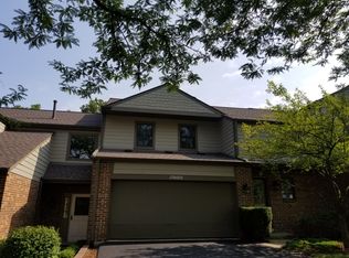 23W389 Green Trails Dr, Naperville, IL 60540