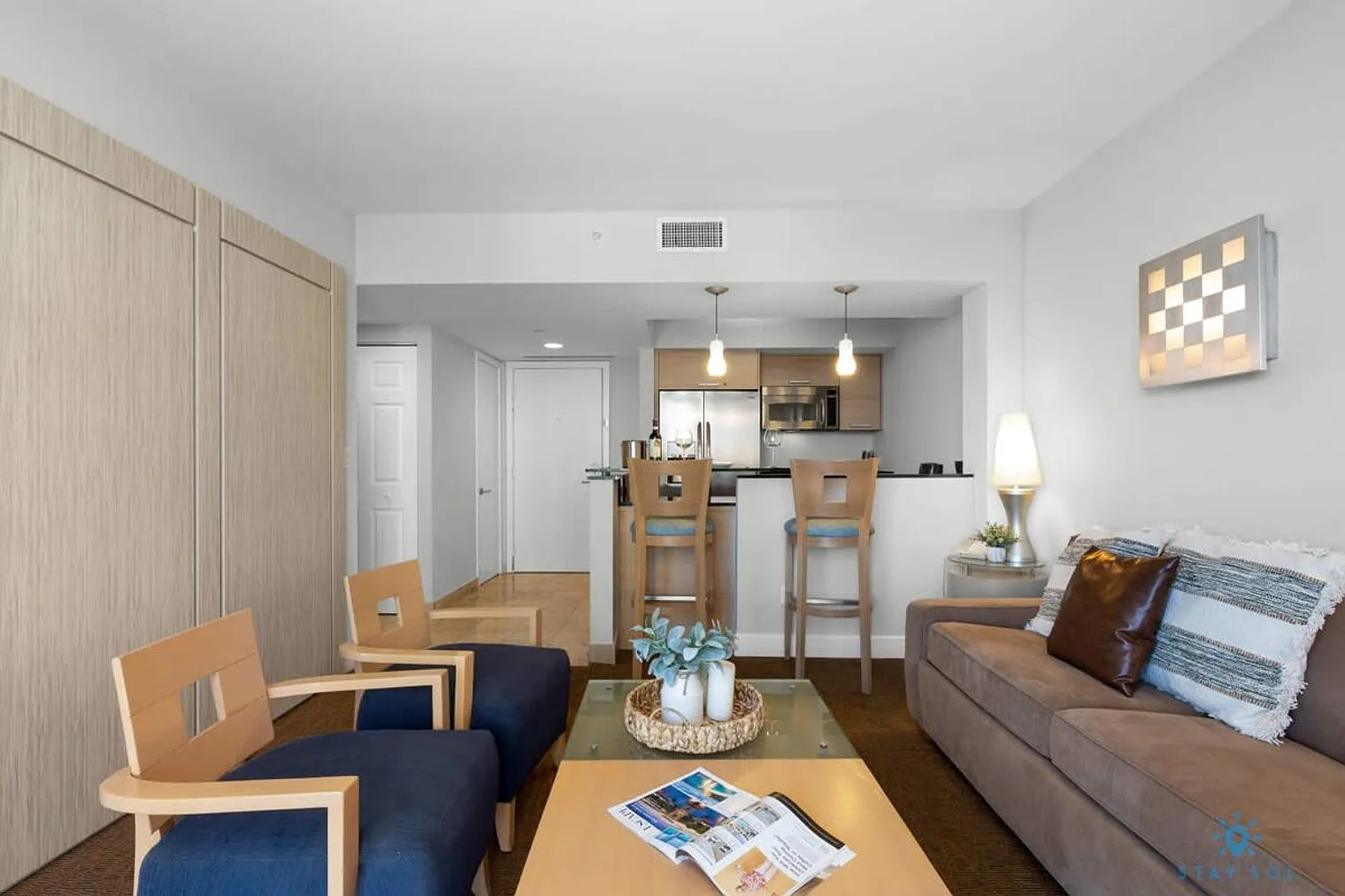 1 bed, 1.0 bath, 678 sqft, $3,874 — Photo 2