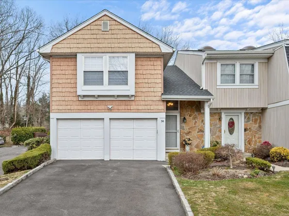 30 The Mews #30, Syosset, NY 11791