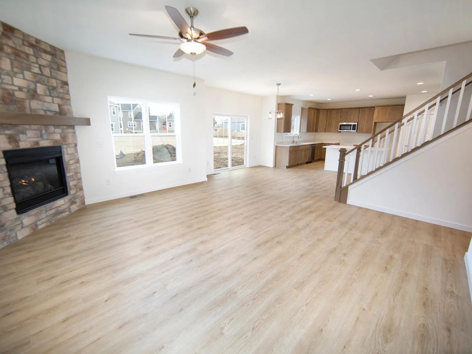4 bed, 2.5 bath, 2312 sqft, $4,000 — Photo 4