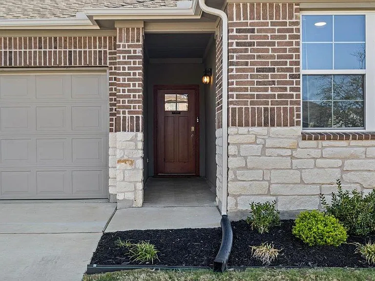 209 Connor Ln — Photo 4