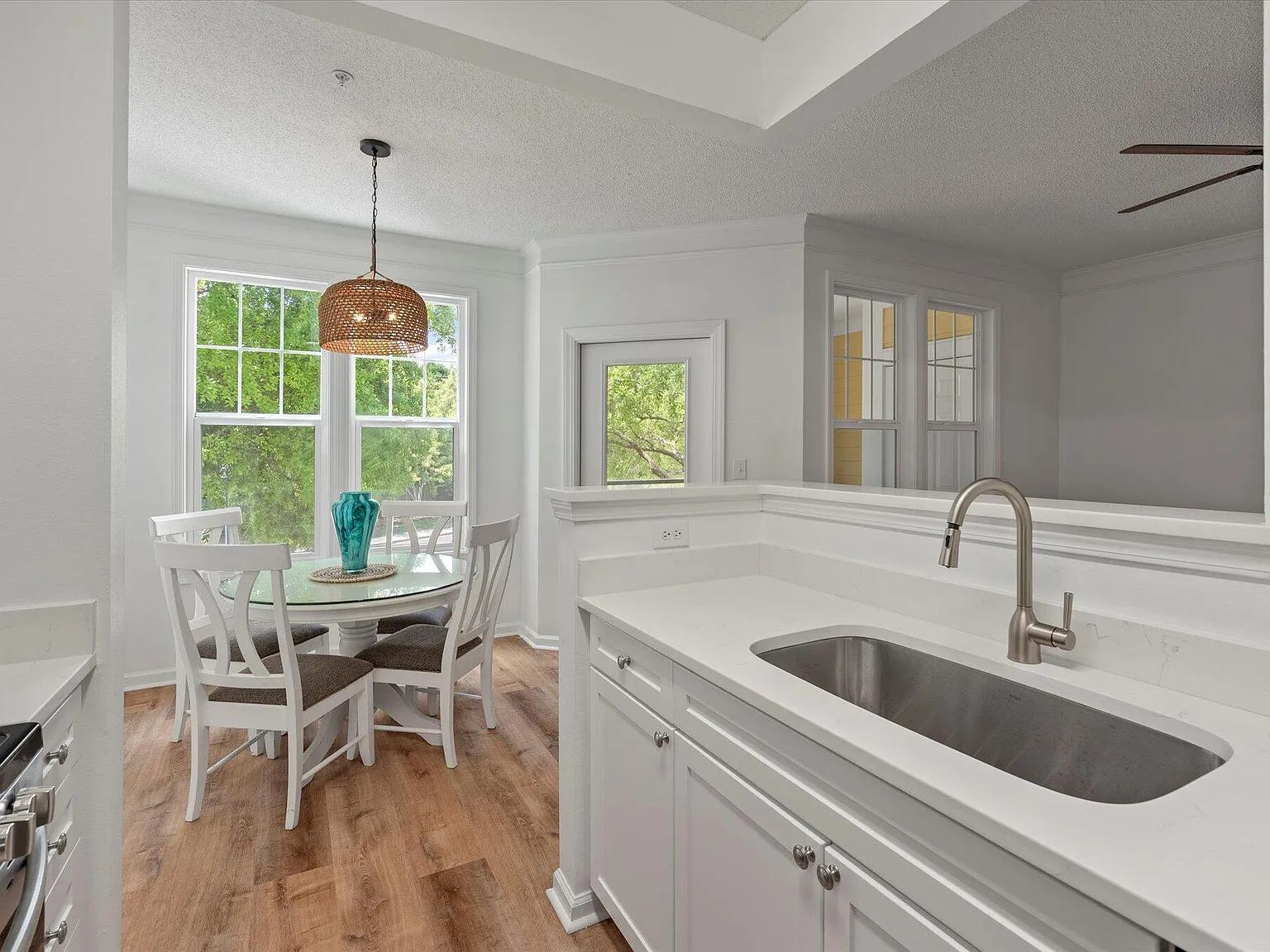 2 bed, 1057 sqft, $2,300 — Photo 4