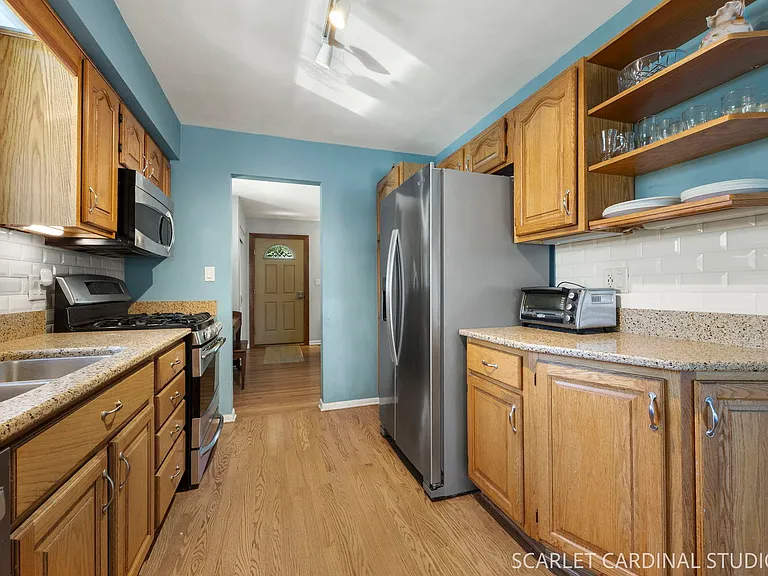 363 Marion Ave — Photo 4