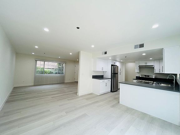 4th image of 3353 Montrose Ave APT 3