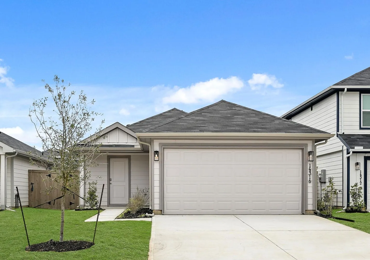 Excellent Location! Wonderful Open Concept Interior Layout + Great Split Plan Design! Island Kitc... — Photo 1