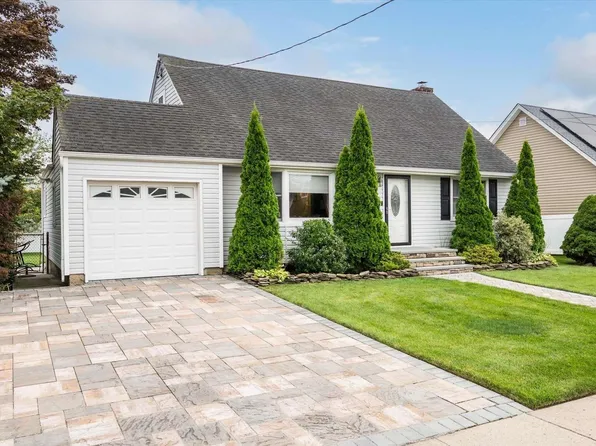 308 N Linden Street, Massapequa, NY 11758