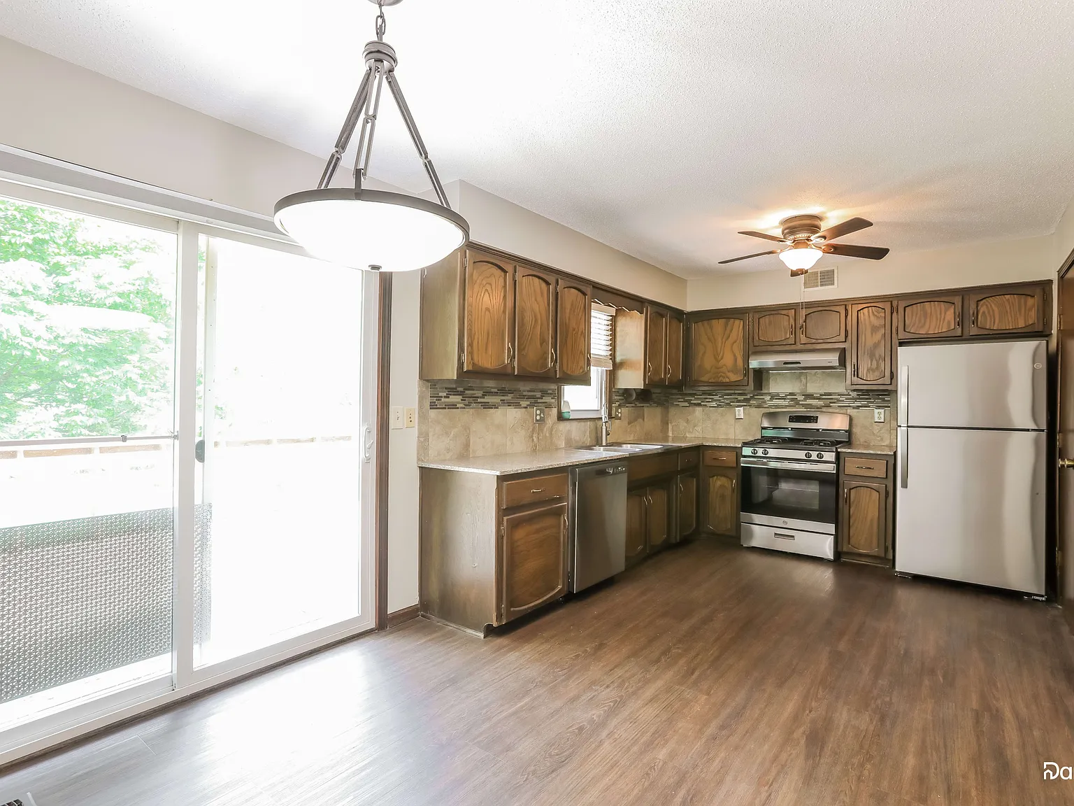 3 bed, 2.0 bath, 1864 sqft, $2,315 — Photo 4
