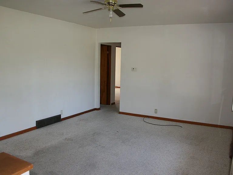 927 W 16th St — Photo 14