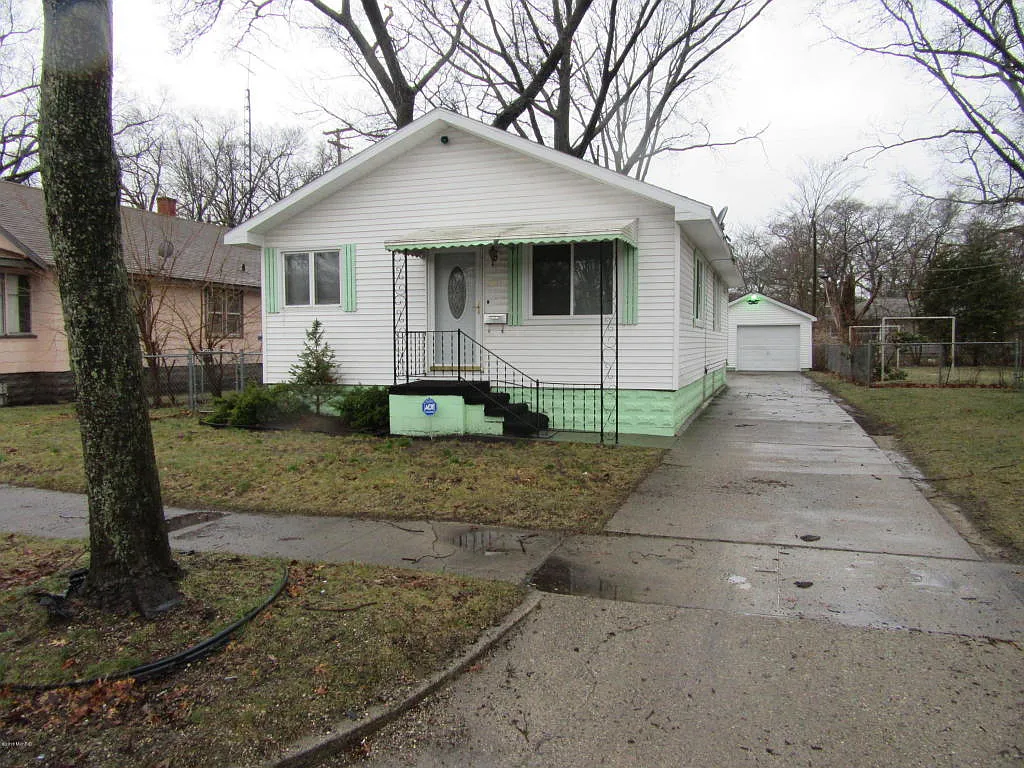 2833 Waalkes St photo 1