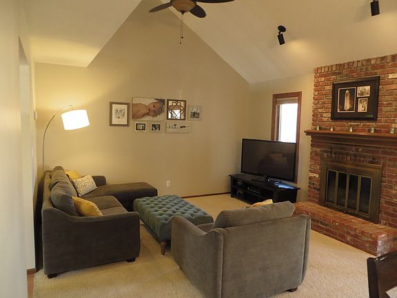 Large living area w/ vaulted