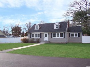 6 Hawk Rd, Rocky Point, NY 11778