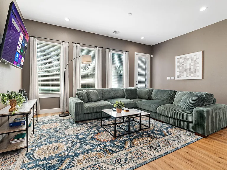 2710 Noble St — Photo 3