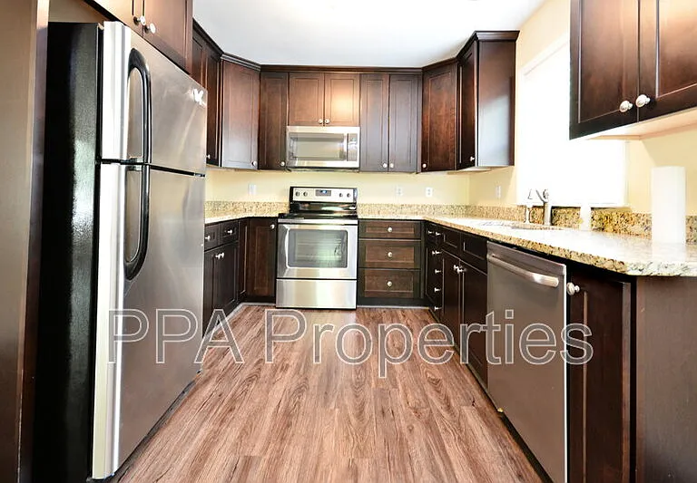 2408 Francis St — Photo 4