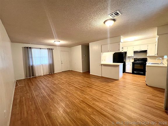 2nd image of 801 S Webb Ln