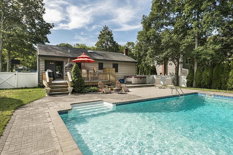 1st image of 17 Fordham Dr