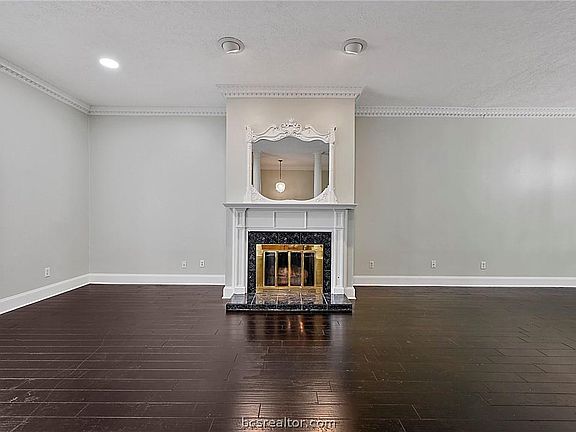 2nd image of 814 Lee Hollow Dr