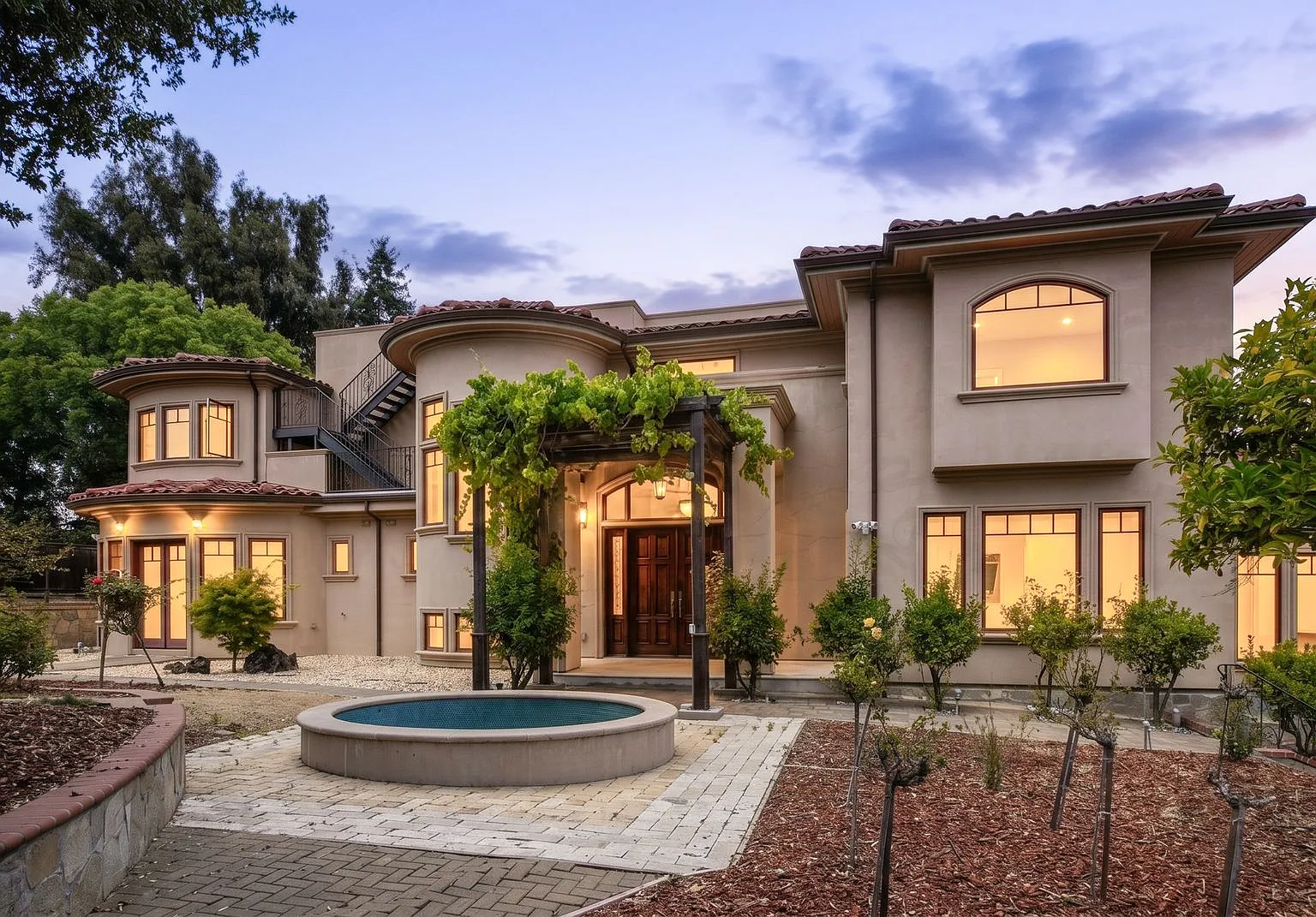 Amazing home, with incomparable views and privacy, but close in convenience! — Photo 1