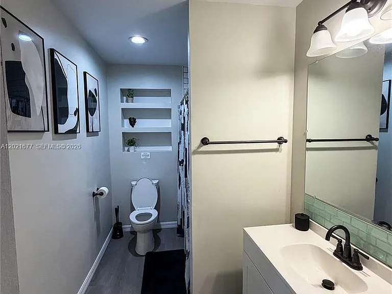 370 Hand Ave — Photo 2