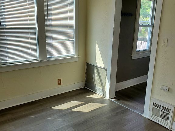 4th image of 301 E Donald St