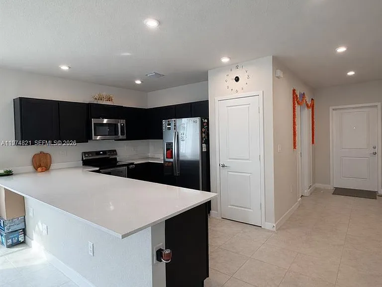1081 NW 5th St — Photo 2