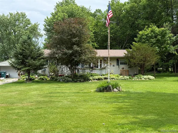 1927 New Rochelle Dr, Lapeer, MI 48446