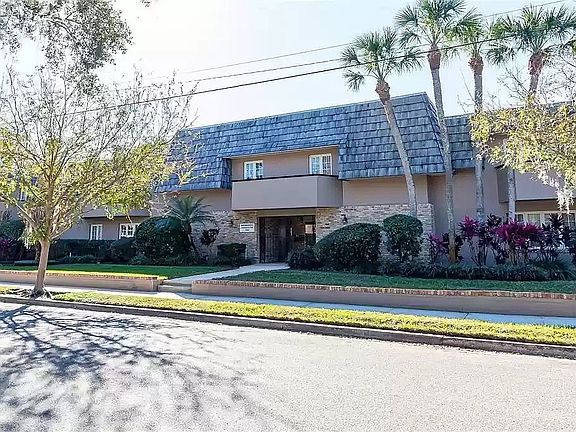 2nd image of 1920 Woodcrest Dr APT 9