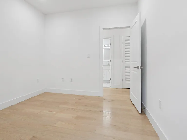131 Zabriskie St — Photo 27