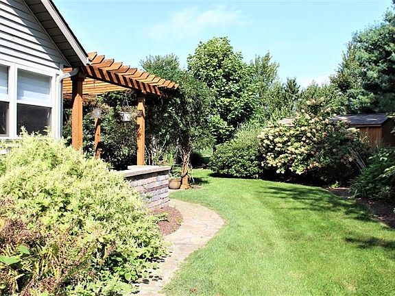 4th image of 345 Arlington Ct
